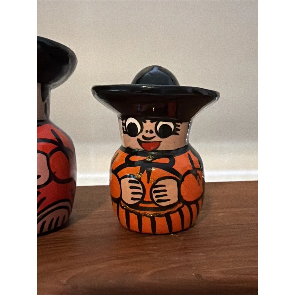 Vintage Mexican‎ Hand Painted Salt And Pepper Shakers In EUC